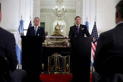 Alerta140's tweet photo. 🚨 #AHORA | Estados Unidos admitió su preocupación por la ley argentina que podría sancionar a empresas vinculadas a la explotación de recursos en Malvinas. 🇦🇷🇺🇸

🇦🇷 Pablo Quirno ratificó que el reclamo de soberanía es “innegociable”, mientras Christopher Landau sostuvo que Washington sigue “con interés” los alcances de la iniciativa y los intereses de sus empresas.
