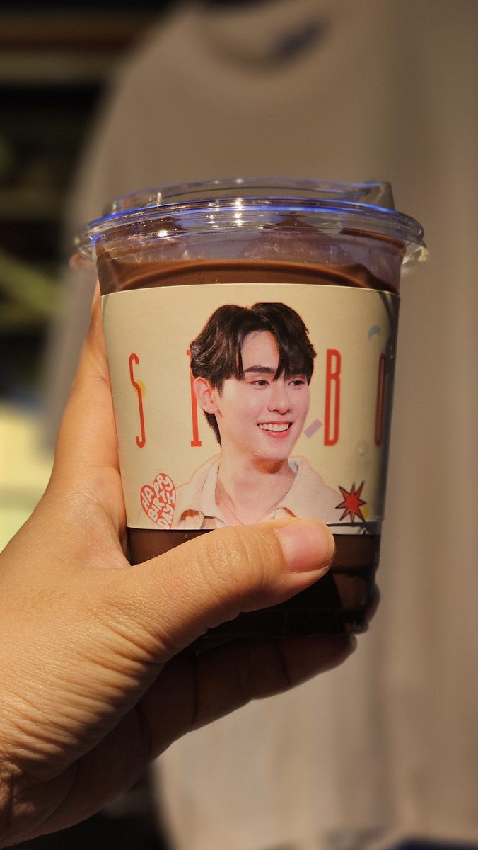 jjune_28th's tweet photo. 𝓚𝓪𝓼𝓲𝓫𝓸𝓸𝓴𝓓𝓪𝔂🎂🥳

วันนี้พี่ๆเพื่อนๆ อย่าลืมแวะมาอุดหนุนเครื่องดื่มที่ #RowiesCoffee แล้วรับ ɢɪᴠᴇᴀᴡᴀʏ ᴏꜰ ᴋᴀꜱɪʙᴏᴏᴋᴅᴀʏ กันนะคะ เลือกชิ้นไหน ถ่ายภาพมาฝากกันด้วยนะคะ🫶🏻🙏🏻

📍ROWIE’S &amp; ROWA Matcha ชั้น 2 SIAM CENTER

KASIBOOK 30TH JOURNAL 
#KasibookJournalVol3 https://t.co/ITz0TxJ2ad