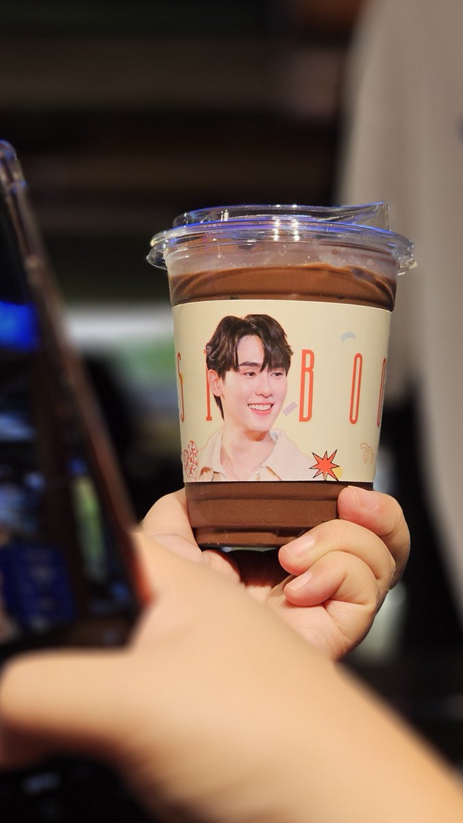 jjune_28th's tweet photo. 𝓚𝓪𝓼𝓲𝓫𝓸𝓸𝓴𝓓𝓪𝔂🎂🥳

วันนี้พี่ๆเพื่อนๆ อย่าลืมแวะมาอุดหนุนเครื่องดื่มที่ #RowiesCoffee แล้วรับ ɢɪᴠᴇᴀᴡᴀʏ ᴏꜰ ᴋᴀꜱɪʙᴏᴏᴋᴅᴀʏ กันนะคะ เลือกชิ้นไหน ถ่ายภาพมาฝากกันด้วยนะคะ🫶🏻🙏🏻

📍ROWIE’S &amp; ROWA Matcha ชั้น 2 SIAM CENTER

KASIBOOK 30TH JOURNAL 
#KasibookJournalVol3 https://t.co/ITz0TxJ2ad