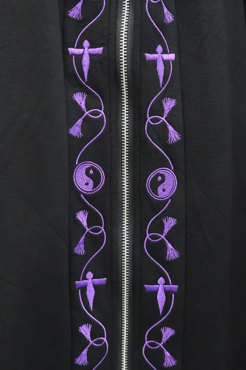 REZEN__Official's tweet photo. 【New Arrival】
陰陽師刺繍ポンチョ
https://t.co/I578s0L7Se

柔らかなポンチ生地とスタンドネックのシルエットが、妖しくも雅な雰囲気に。
胸元のタッセルが雅なアクセントをプラスします。 https://t.co/hdmEVWQqy7