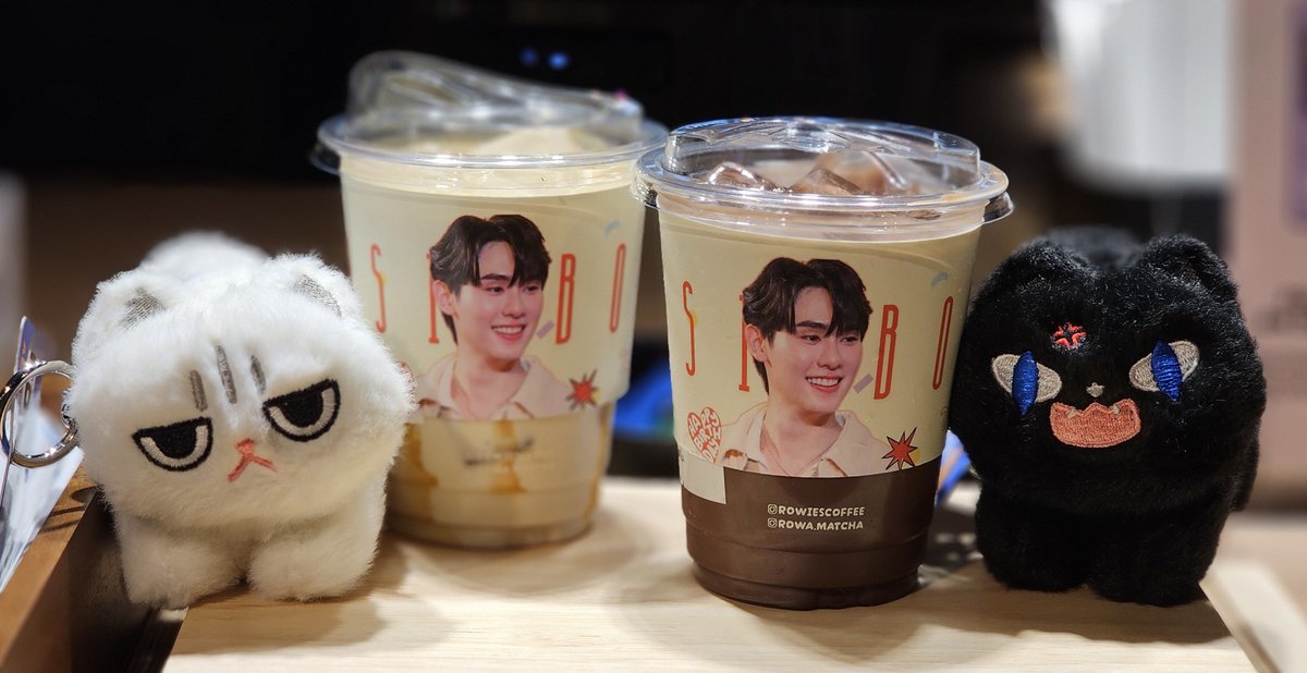jjune_28th's tweet photo. 𝓚𝓪𝓼𝓲𝓫𝓸𝓸𝓴𝓓𝓪𝔂🎂🥳

วันนี้พี่ๆเพื่อนๆ อย่าลืมแวะมาอุดหนุนเครื่องดื่มที่ #RowiesCoffee แล้วรับ ɢɪᴠᴇᴀᴡᴀʏ ᴏꜰ ᴋᴀꜱɪʙᴏᴏᴋᴅᴀʏ กันนะคะ เลือกชิ้นไหน ถ่ายภาพมาฝากกันด้วยนะคะ🫶🏻🙏🏻

📍ROWIE’S &amp; ROWA Matcha ชั้น 2 SIAM CENTER

KASIBOOK 30TH JOURNAL 
#KasibookJournalVol3 https://t.co/ITz0TxJ2ad