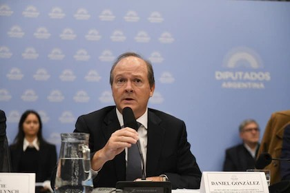 Alerta140's tweet photo. 🚨 #AHORA | Renunció Daniel González, el funcionario clave que coordinaba las áreas de Energía y Minería del Gobierno. 🇦🇷

⛏️ El exejecutivo de YPF dejó su cargo tras más de dos años de gestión. Luis Caputo destacó su “trabajo extraordinario” y agradeció su dedicación. No habrá reemplazo y las secretarías de Energía y Minería seguirán a cargo de María Tettamanti y Lucero.