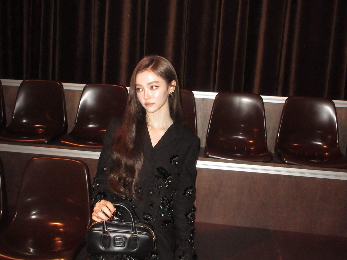 MEOVV_ELLAA's tweet photo. art basel 🌘#MiuMiuGesteDeConsolation #MiuMiu  

#ELLA #엘라 #エラ
#MEOVV #미야오 #ミヤオ https://t.co/3tCrqJ0Cml
