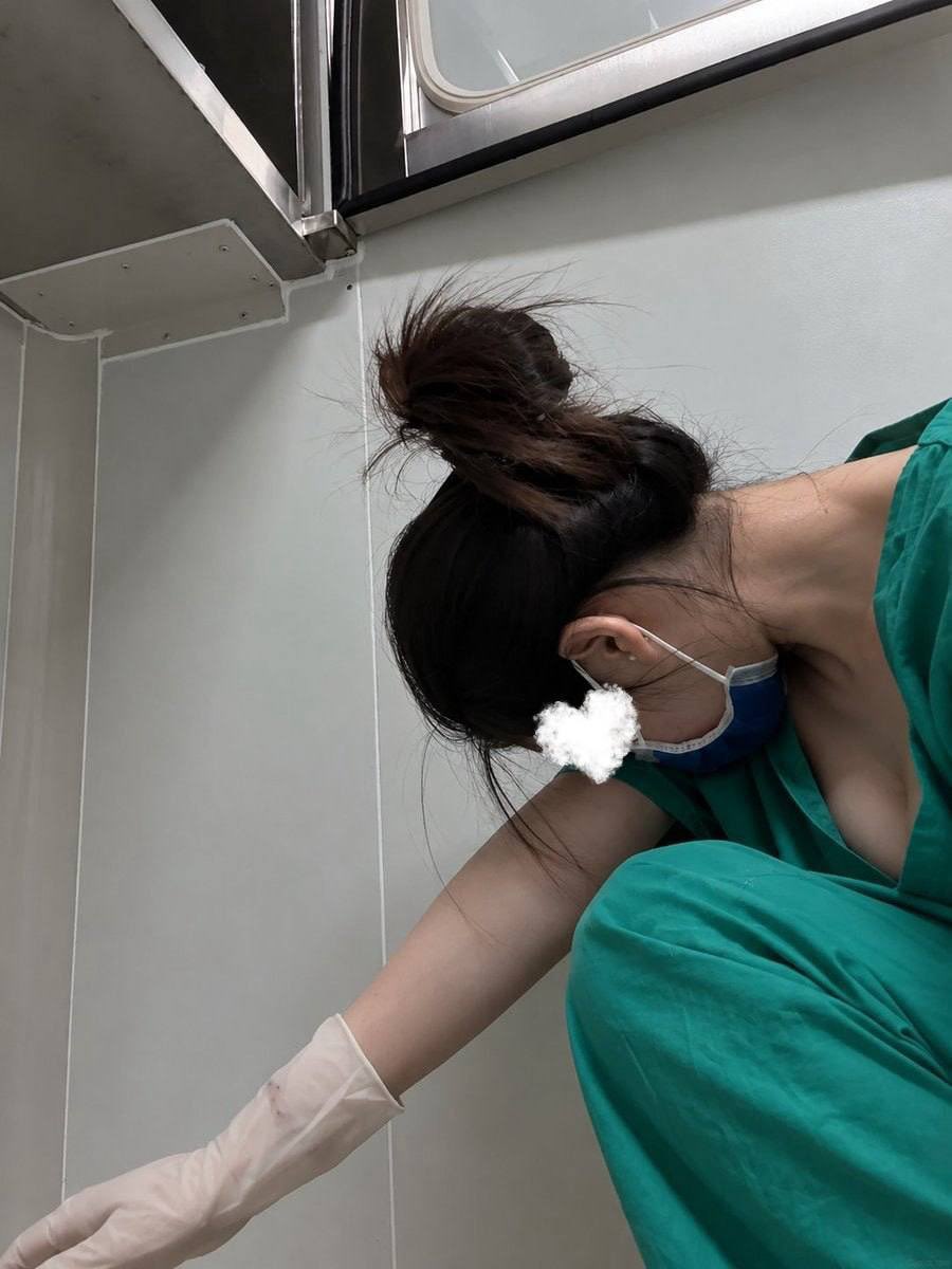 HrefnaAndevx4q's tweet photo. 今天碰到个来割包皮的患者，麻药还没开始起效，弟弟倒先有了反应。就那一瞬间，脑子里已经自动脑补出画面了……直到现在，我这颗小心脏都还没平静下来😛 https://t.co/Pp5VPdjPrE