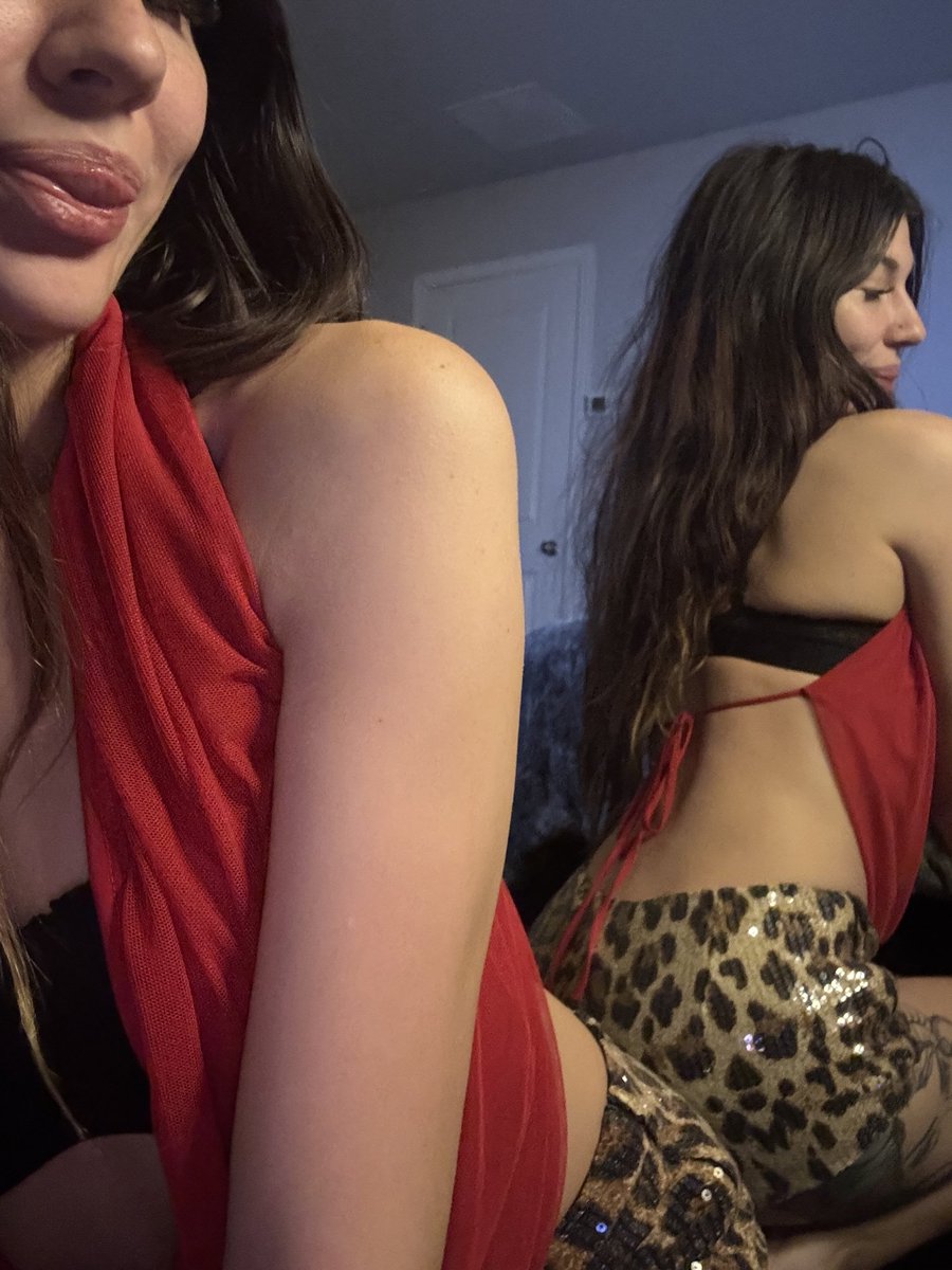 nova_fae17's tweet photo. snug enough to make the mirror selfie necessary :p https://t.co/4AtiPq808D