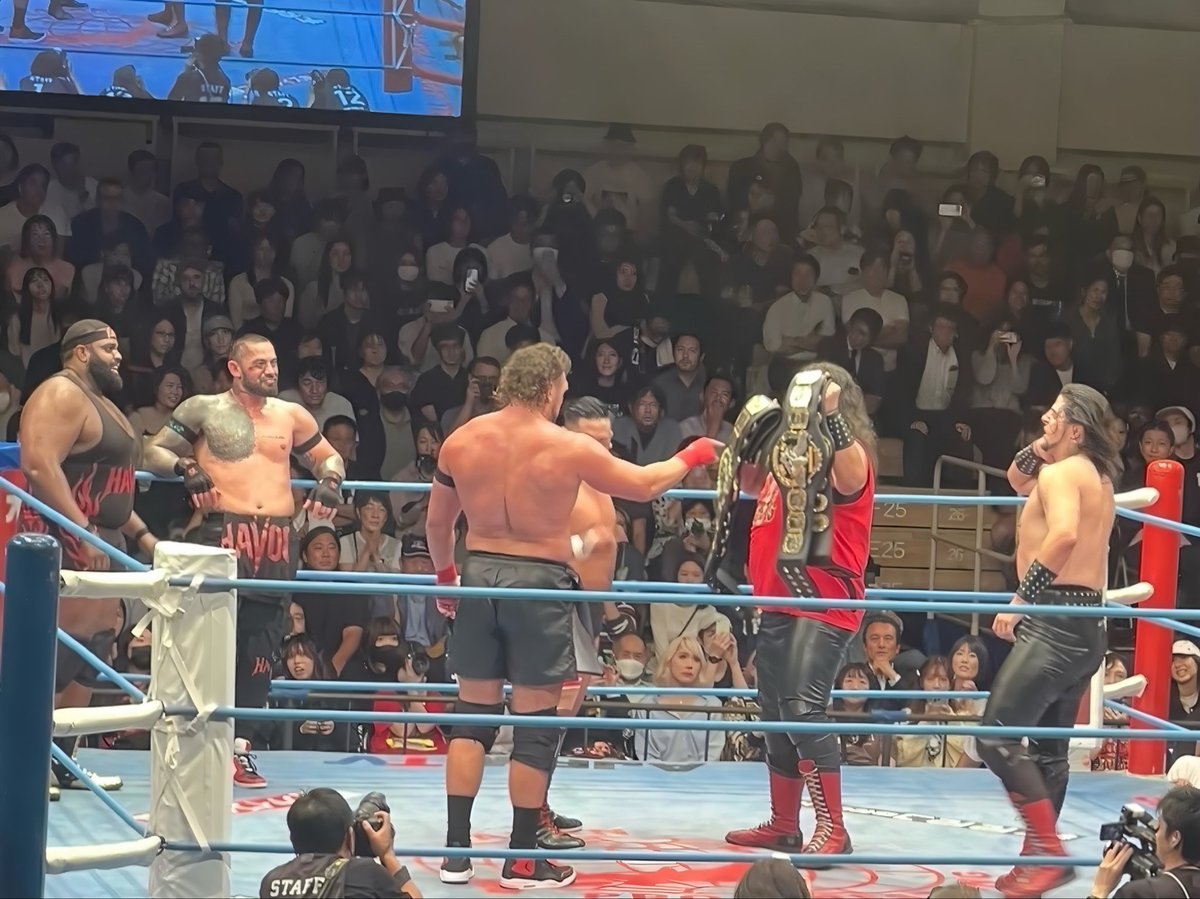 the_leave_p's tweet photo. 平日(木)で後楽園超満員だもんなぁ。お付き合いさせていただき4年だけとあの頃ってこんなだったっけなぁってね。
第4試合、日本の団体の試合?って思うほどのど迫力。#カル・ブルーム 選手見る価値アリ👍（S藤）

#ajpw  #潮﨑豪 様ミンティアに興味なし
#青柳優馬 様俺のはないの！と。 https://t.co/xvZ6PU52TN