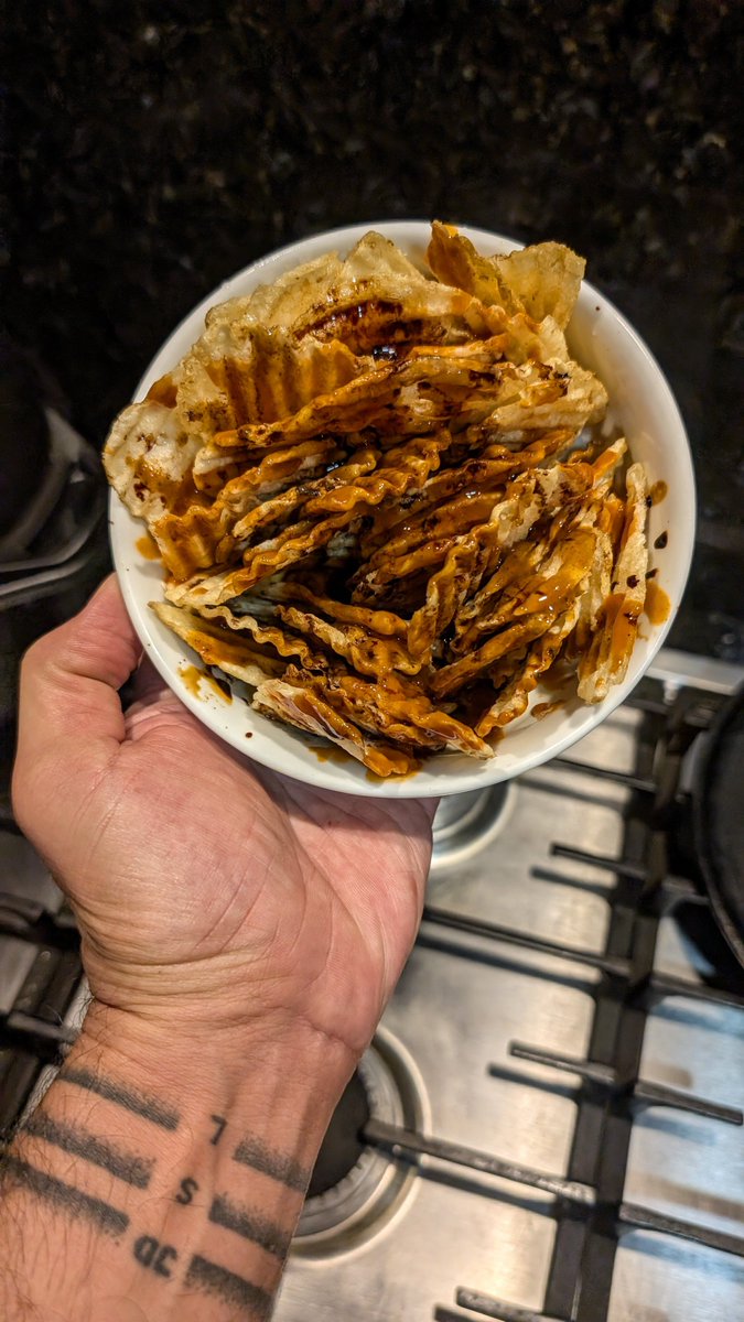 jakobhans's tweet photo. Ustedes no lo saben pero tengo una deficiencia médica por la que mi cuerpo no es capaz de generar las papitas con chile y limón que necesita por lo que cada dos o tres días necesito tomar suplementos 🫣 https://t.co/88UlGtmsqB