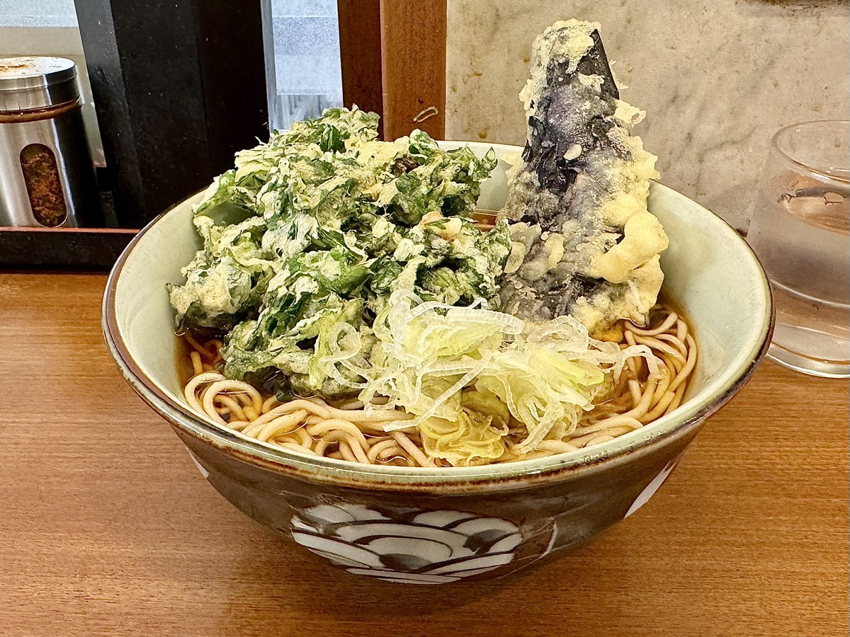 sobagyodon85's tweet photo. 文殊馬喰横山店さんで
春菊天そば＋茄子天😋

#立ち食いそば
#路麺
#文殊馬喰横山店 https://t.co/HBMtcxuwGc