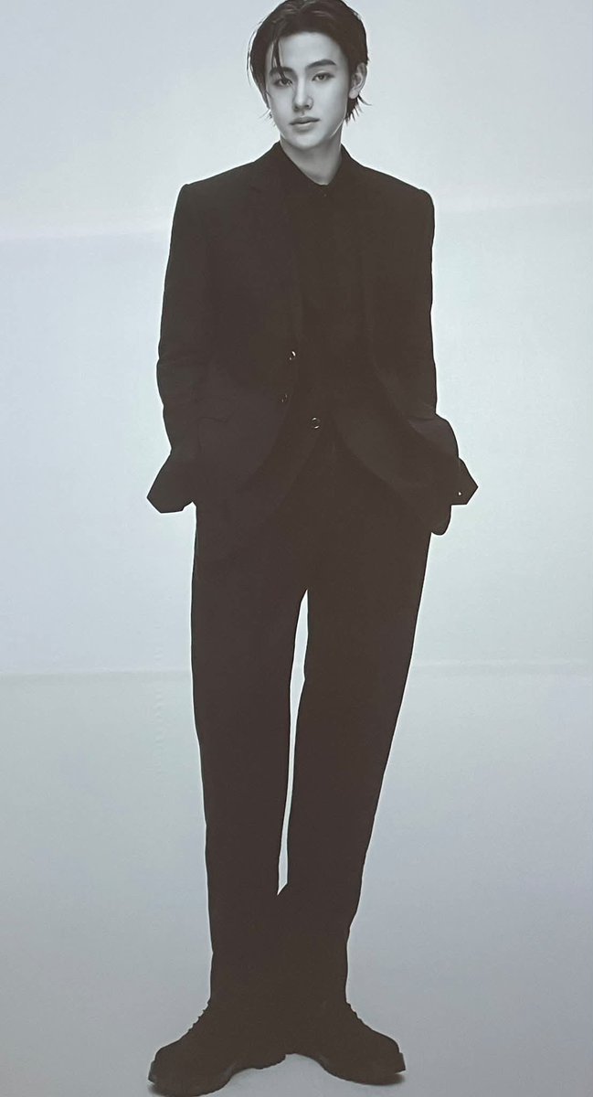 eomseaniee's tweet photo. EOM SEONGHYEON IN SUIT WITH HAIR UP!!! CRAZYYY😭😭😭 https://t.co/ZCaJkA4RvW
