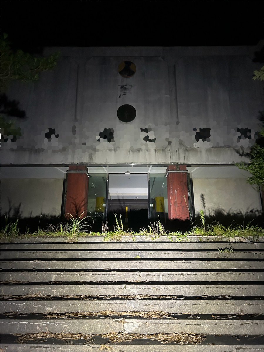 RunRunRuins's tweet photo. 【廃育館】
廃墟探索で味わえる
完全独占空間の喜び上位に値する🏐

床が傷んで数箇所穴が空いている…
あまり調子こいて
はしゃぎ過ぎるのは禁物である🎾🏀⚽️ https://t.co/Eb6t6khqwM