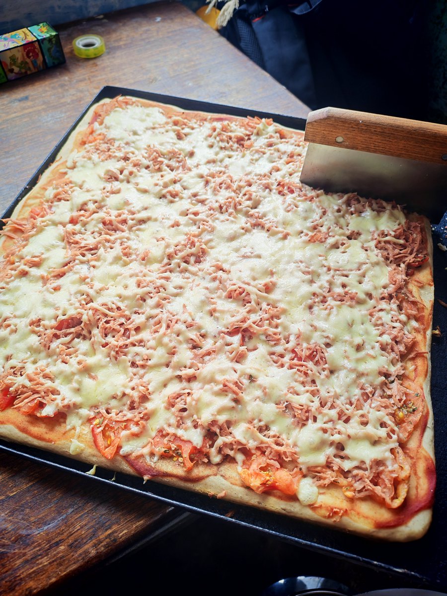polettmiau's tweet photo. El sábado estuve de cumple y el domingo comí pizza con mis amigas 😋😋🎂 https://t.co/ndX0tYnru8