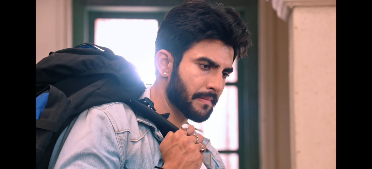 WithhLoveAnnie's tweet photo. He was okay with dumping Baby bcoz Saumya asked him to leave nd he didn't want to stay back a minute longer

She begged the mechanic in tears to repair the bike so that he doesn't leave without Baby 

You still ask what's Fitoor, what's Junoonz what's Beyhadh?
#YehFitoorTera https://t.co/lqbl0DTFoD