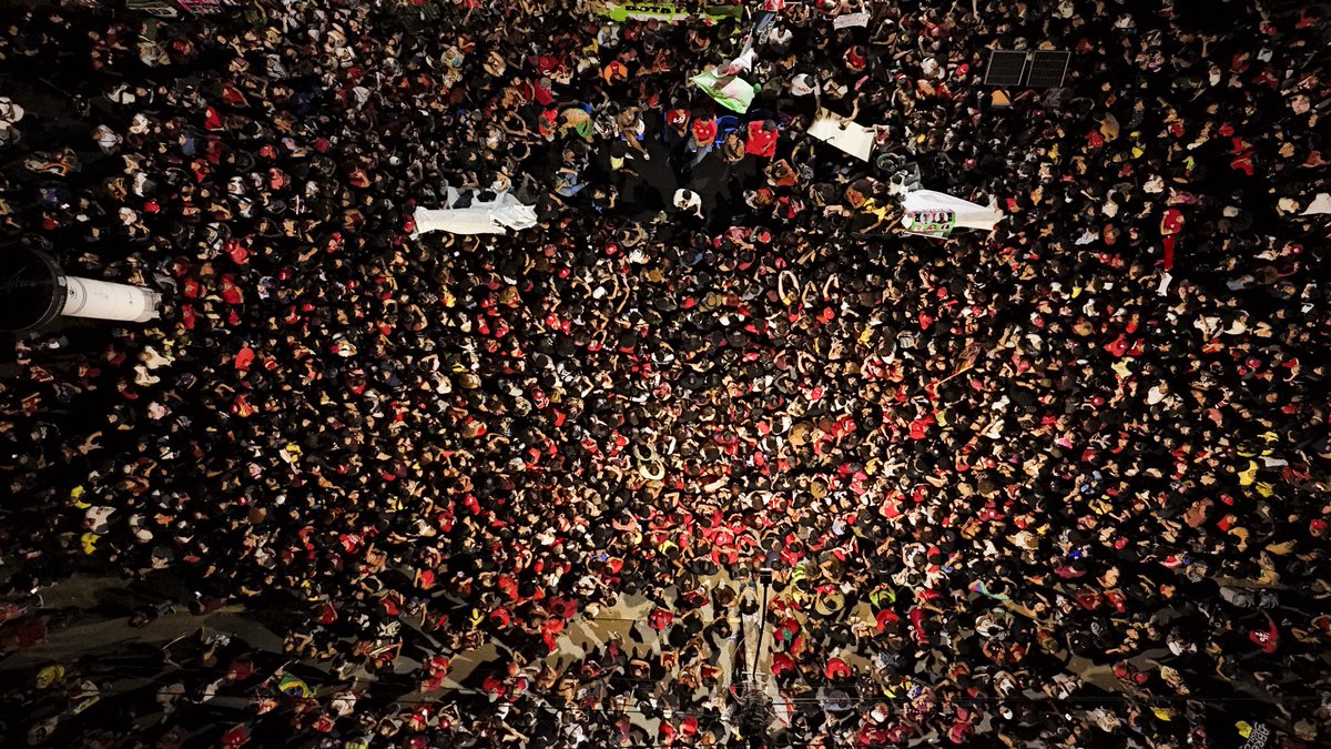 jonesmanoel_PE's tweet photo. Essa multidão toda foi hoje, uma quinta-feira à noite, na Universidade Federal de Pernambuco.

O povo tomou as ruas e não vamos mais voltar atrás. Dia 25, vamos ter uma vitória histórica do povo trabalhador!

Fotos: Túlio Seabra https://t.co/qTjbuTBx5W