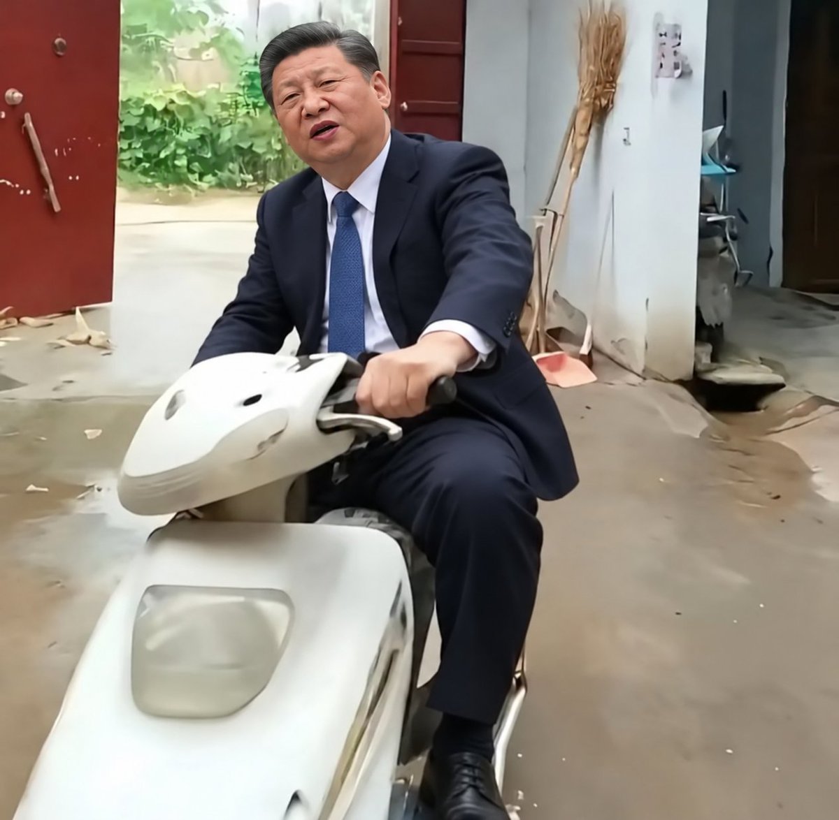 woshijunji2778's tweet photo. 习近平骑电动车撞死胡锦涛女友李克强，胡锦涛悲痛写下《玫瑰花的葬礼》 https://t.co/h9ZGNgl4ju