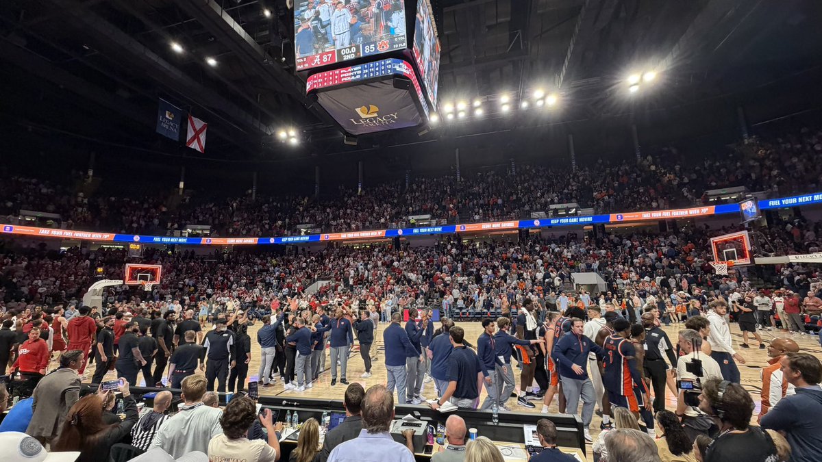 colecubelic's tweet photo. 9:35pm, October 22nd
Practice basketball 
Arena packed
The greatest rivalry https://t.co/AlYQ2l93o3