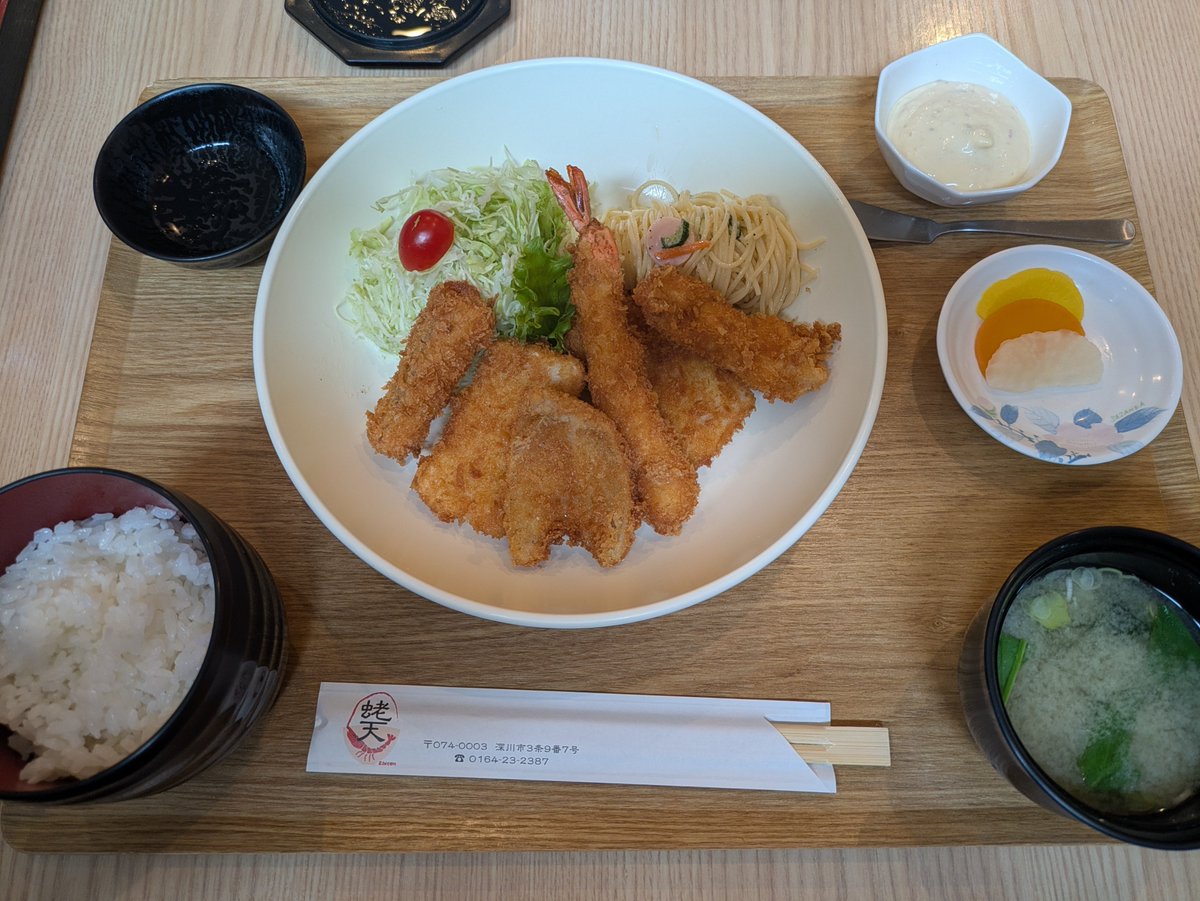 PRATT__Bi's tweet photo. 深川市　蛯天
ミックスフライ定食

タルタルソースはお付けしますか〜
もちろんお願いしますと
頭の中で(フライ定食頼んでタルタルいらないですなんて言える強者がいるのかしら？？)と自問自答してもうた…

さあ健康診断まで時間潰すか… https://t.co/ulogQuJ7TJ