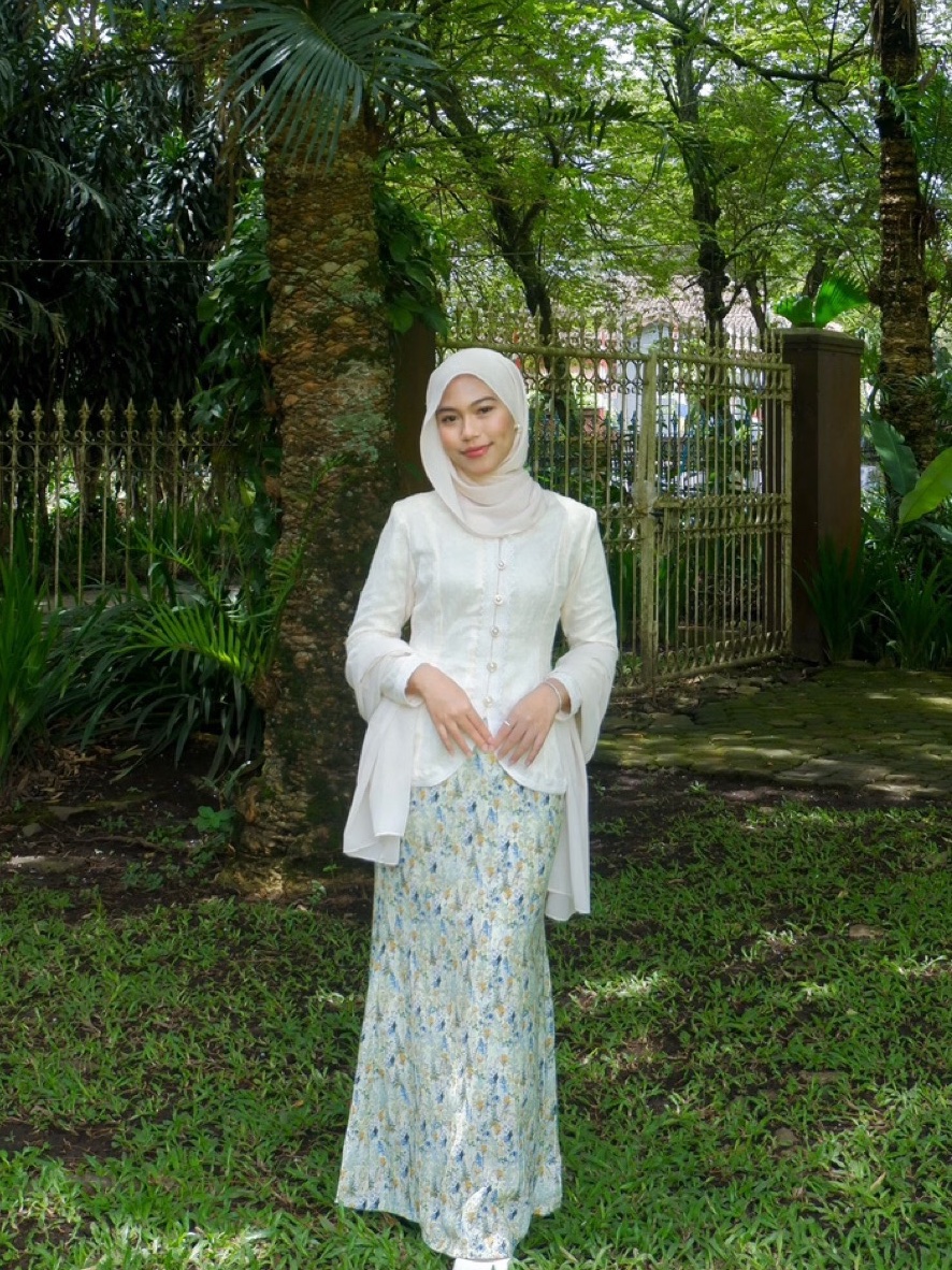 visenrys's tweet photo. kalo wisuda pake kebaya ini auto bersinar sih https://t.co/g14varetZU
