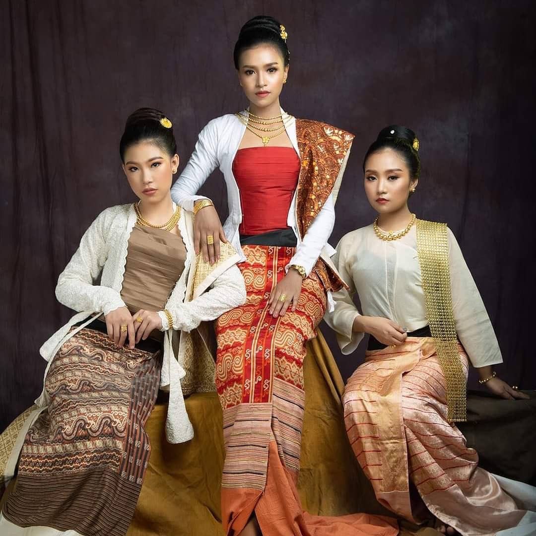 FocusonSANTA_mm's tweet photo. - Htaingmathein (ထိုင်မသိမ်း): A fitted, long-sleeved jacket worn by royal women and noblewomen. It typically reached the waist, had no buttons, and featured a fitted bodice with a flared lower section. It was often decorated with floral patterns, gold embroidery, or pearls. The name “Htaingmathein” is traditionally associated with the idea that the garment did not become creased when the wearer sat down.

- Yin Hpone and Yin Hseit Blouses (ရင်ဖုံးနှင့် ရင်စေ့အင်္ကျီ): Traditional Burmese blouses, including styles that covered the chest and styles fastened at the front, were worn by women.

- Luntaya Acheik Htamein (လွန်းတရာ အချိတ်ထဘ��): Silk htameins woven with intricate wave-like patterns. These elaborate textiles were highly valued for their craftsmanship and beauty.

- Hairstyles and Accessories: Women styled their hair in a traditional raised bun known as an amauk. They also adorned their hair with gold floral ornaments and wore earrings and other gold jewelry.

GMMTV RESPECT OUR CULTURE

#RespectMyanmarCulture
#CreditOurHeritage
#ScarletHeartTH