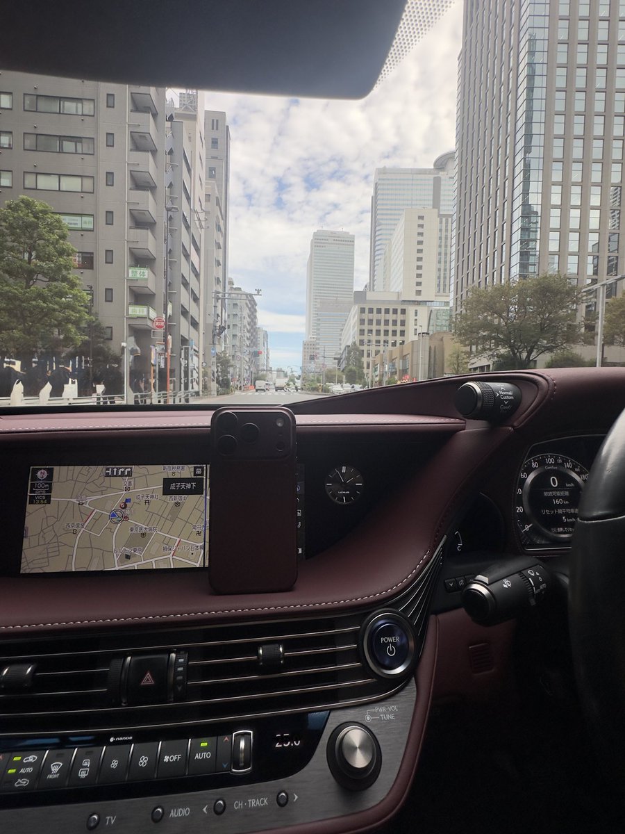 executive_shige's tweet photo. Appleさん、まさか僕の内装を参考にした？🤣🤣🤣
 #iPhone18proバーガンディ  #LS500h https://t.co/1yt12gDm3e