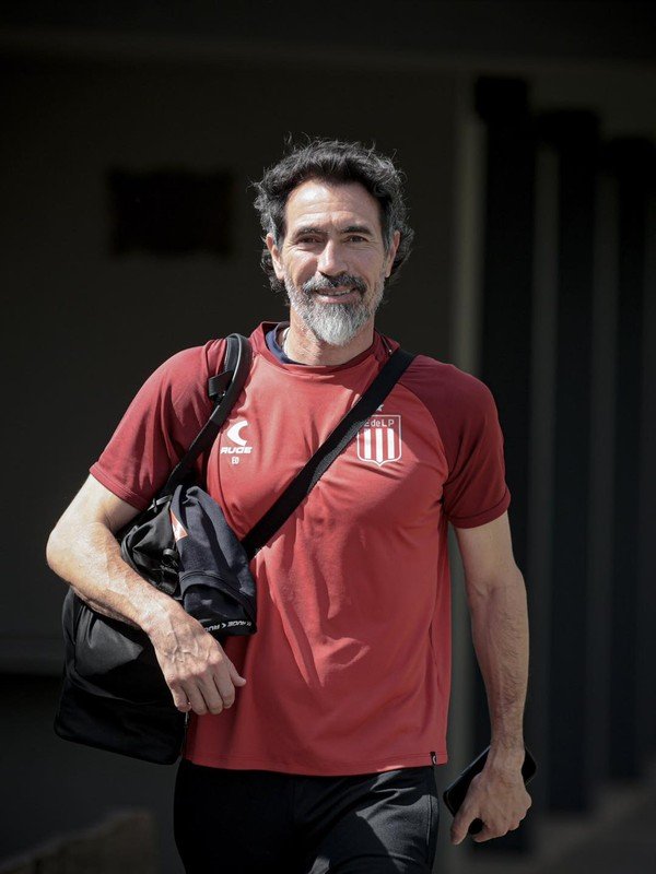 WadsonAraujo89's tweet photo. Barba estruturou o Estudiantes e, após conquistar 5 títulos em 3 anos, deixou o time organizado. Agora, o clube está na final da Libertadores

Em menos de um ano, organizou o Galo, colocou o time em uma final e está na semifinal da outra competição.

Que senhor técnico é o Barba! https://t.co/HMIlLQyJtl