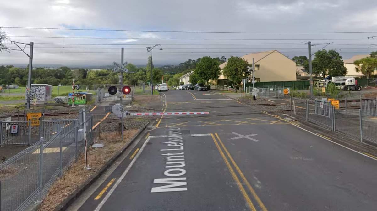 Video_Forensics's tweet photo. BREAKING: Emergency services rush to incident at Auckland rail crossing near Sturges Rd train station

https://t.co/NUvQMx8kpy https://t.co/EOswBXpadL