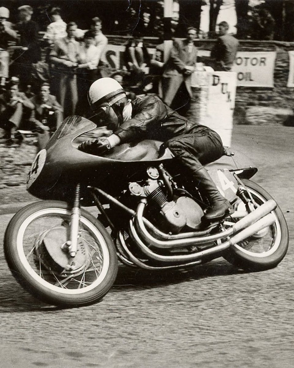 mvagustajp's tweet photo. 二輪と四輪、双方の頂点を極めた唯一の男、ジョン・サーティース。彼は1956年に500ccクラスを制し、MV Agustaに初の世界選手権タイトルをもたらします。そして1956年9月9日のモンツァで、世界王者となったのです。それは、MV Agustaの伝説が、始まった瞬間でした。#MVAgusta https://t.co/fphnSVgQ5k
