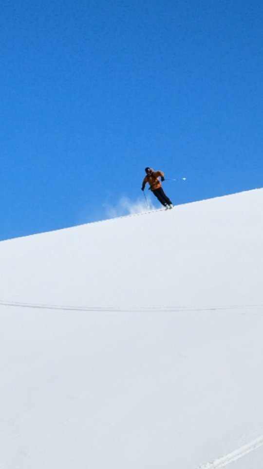 FayeorAlexan7vt's tweet photo. First day in the BC with Bailey, earning our turns out the back of Guthega. Skinned down to the Snowy River, then up Mt Tate. Bluebird conditions, endless lines and chutes. We’ll be back. https://t.co/pcnV93mtVj