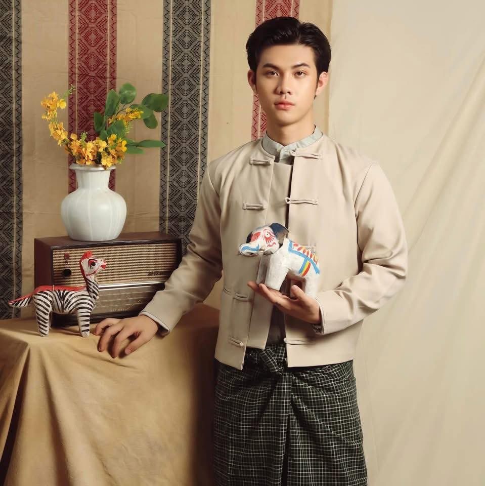 Rian_Dumpling's tweet photo. As a Myanmar BL artist,  I won’t stay silent about our stolen culture. The costumes are Myanmar’s cultural heritage, not Thai traditional clothing. Respect our culture and give proper credit!

GMMTV RESPECT OUR CULTURE

#RespectMyanmarCulture #CreditOurHeritage #ScarletHeartTH https://t.co/uJaI4YkjDX