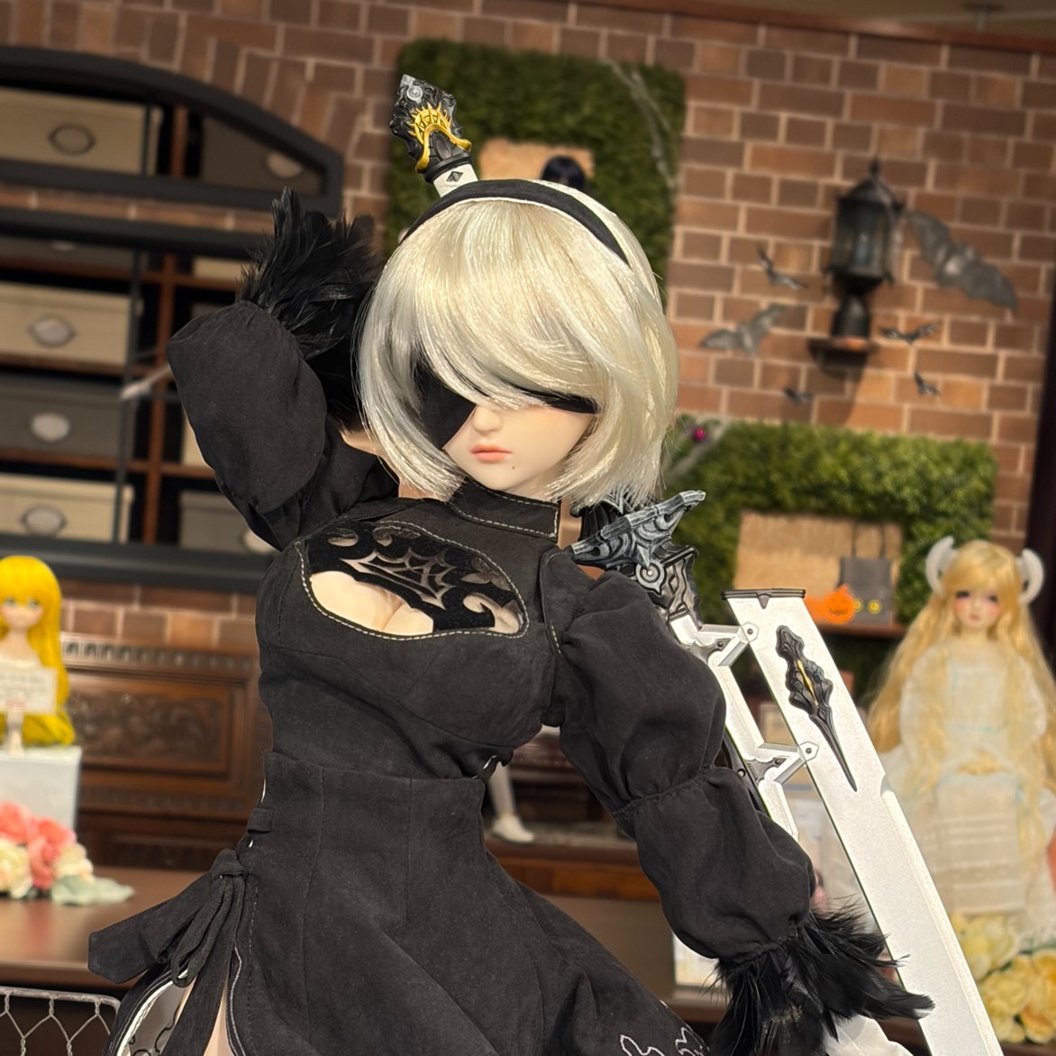 volks_dd's tweet photo. 【ドルフィードリーム　ご予約受付中】

DDdy 2B（ヨルハ二号B型） 2.0
DDdy カイネ

店舗で展示キャラバンを実施中！
ぜひ間近でご覧ください♪

📍展示店舗
・天使のすみか 仙台
・ドールポイント秋葉原
・天使のすみ��� 神戸
・ドールポイント大阪

画像はドールポイント秋葉原♪

▼特設サイト
https://t.co/zysikygnuD

#NieR #ニーア