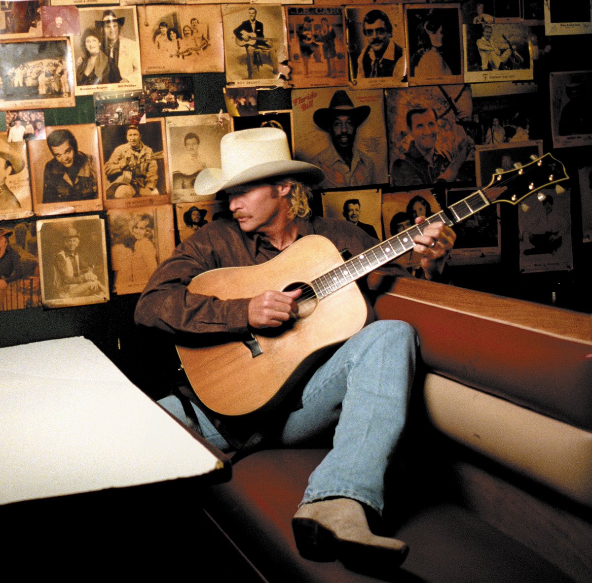 Off_Jacksonfans's tweet photo. Strum a little guitar, pick an old song. #Back https://t.co/lyojvCQWDs