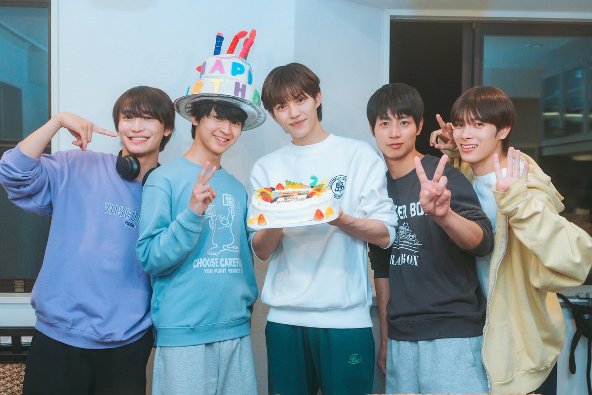 dramal_abc's tweet photo. #修学旅行で仲良くないグループに入りました ２
🚌𝐇𝐀𝐏𝐏𝐘 𝐁𝐈𝐑𝐓𝐇𝐃𝐀𝐘💨

渡会役 簡秀吉さん24歳のお誕生日🎂
今年もみんなでお祝いできてよかったです❗️
心より、おめでとうございます🎉

TVer🔗 https://t.co/cE6SKFUkQg
第2話10月24日(土)深夜1時
#ドラマ修学旅行 https://t.co/nowQKkgQWx