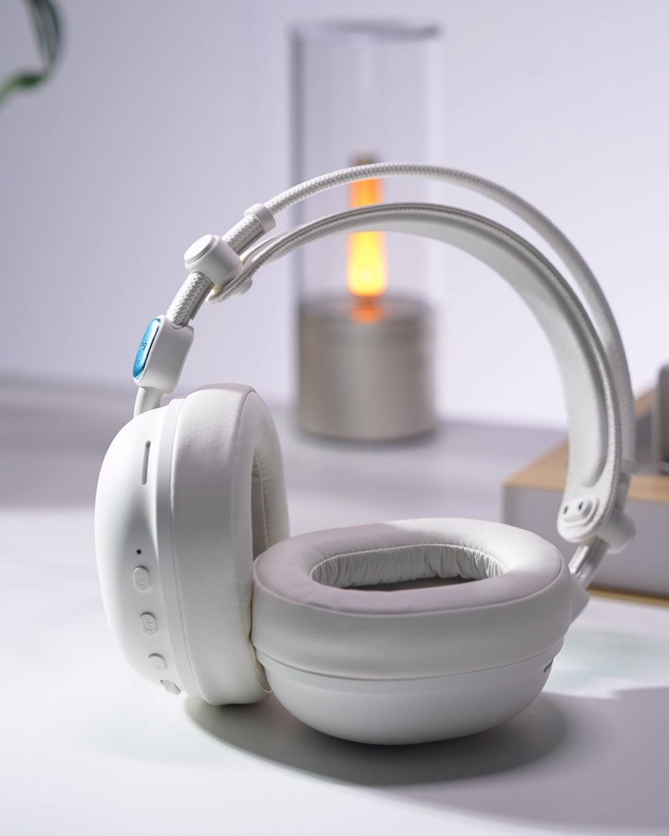 Mchose_official's tweet photo. 🎧 What's Special About the MCHOSE R9? 👀

🪶 235g lightweight comfort
🎯 EDG-tuned THX Spatial Audio
🔊 53mm drivers for detailed sound
🎙️ AI noise-canceling mic
⚡ 15ms latency | Up to 150h battery
🎮 4 connection modes | Custom EQ

🔥 PRE-ORDER: $49 (Reg. $69) — SAVE $20!
👉 https://t.co/H7s6LcE9Fv

#MCHOSE #MCHOSER9 #GamingHeadset