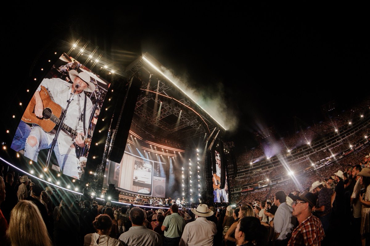 Off_Jacksonfans's tweet photo. We’re still replaying the good times from #LastCallWithAlanTheFinale.
Share your favorite song from the night in the comments. 

Pre-order the official live recording from Alan’s final show at the link in bio 🤠

📸: @lebamatt https://t.co/qp6V8TWX1Z