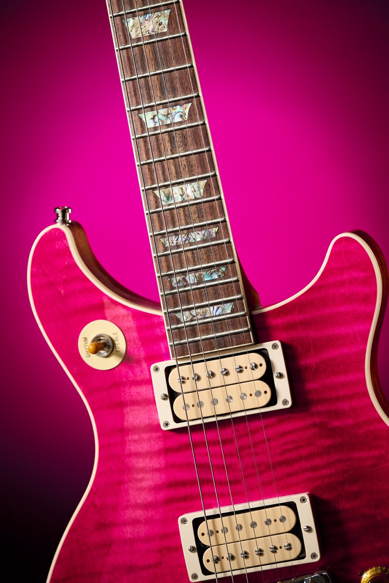 GibsonJapan's tweet photo. ギブソン・カスタムより、松本孝弘氏の最新シグネチャー・モデル『Tak Matsumoto DC Standard Flame Top / Translucent Pink』が11月25日（水）発売決定！

象徴的なDCシェイプへ原点回帰を果たしながら、ラップアラウンド・ブリッジや鮮やかなトランスルーセント・ピンクを採用し、モダンなスペックと融合させた待望の1本です。フロント・ピックアップにCustombucker、リア・ピックアップにCustombucker Plusを搭載。明瞭でかつ、力強いサウンドを生み出します。

本日10月23日（金）正午より国内ギブソン正規販売店にて予約受付スタート。店頭販売は11月25日（水）正午開始です。

＊現在ギブソン公式サイトでは、安全なサービス提供のため緊急メンテナンスを実施しております。メンテナンス期間中はサイトをご覧いただくことができません。あらかじめご了承ください。