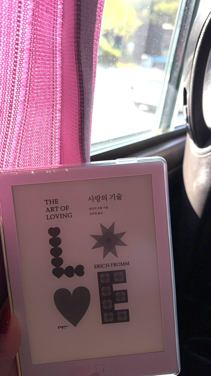 Raphie06_'s tweet photo. 버독하며 북카페를 찾아 떠나는 길••🚌💨 https://t.co/XKi3fa1Ube
