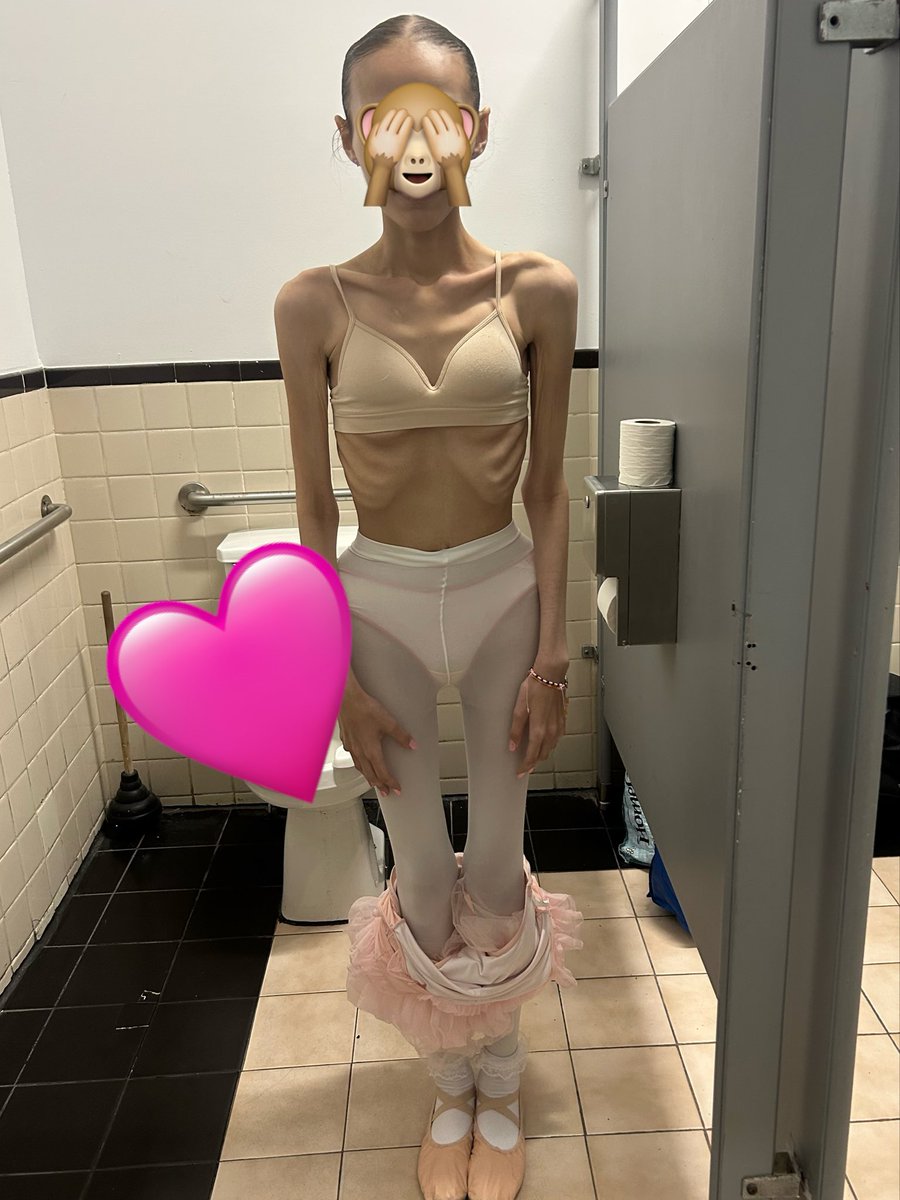 lttlpwincessx's tweet photo. #edrtwt #shedtwt #ricecaketwt i was mid changing and asked my mom to take a bc so that’s why there’s a leo around my ankles https://t.co/8qKmadg4Vu