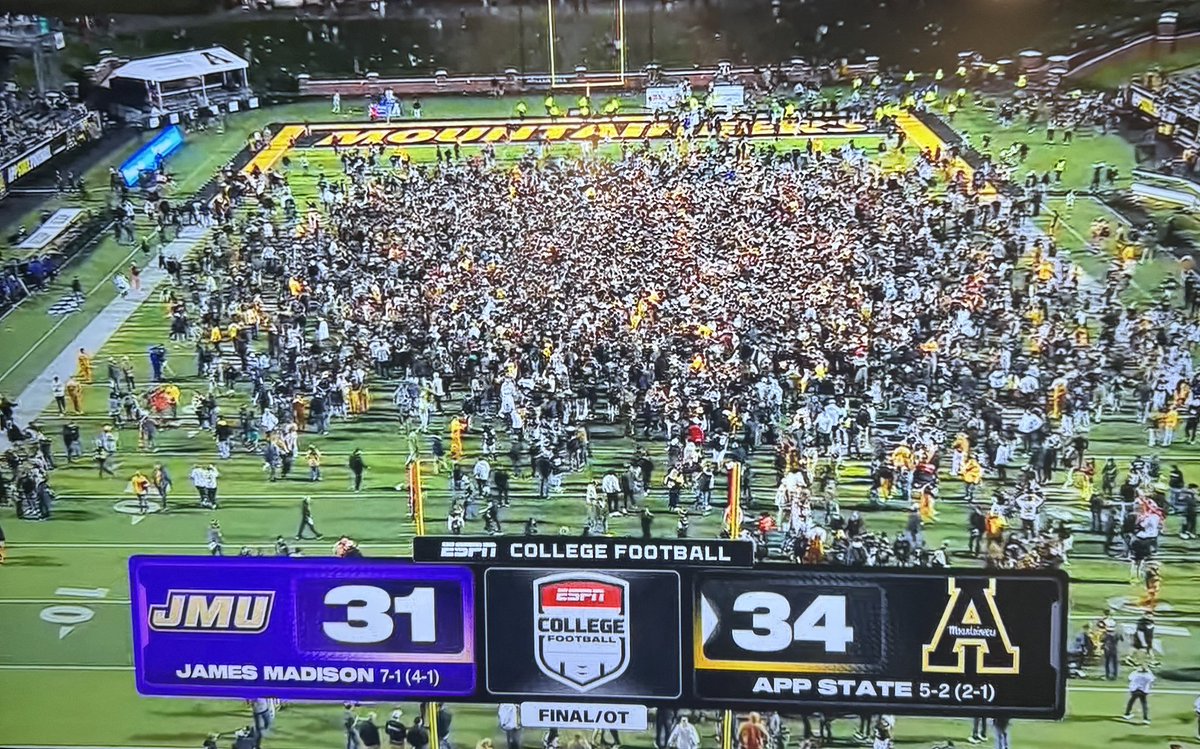 NickWatts's tweet photo. YOU DONT INVADE RUSSIA IN WINTER

YOU DONT GO TO BOONE DURING PEAK FALL FOLIAGE ON A THURSDAY NIGHT AND COME OUT ALIVE

ROLL MF NEERS https://t.co/uB5zBk6cW3