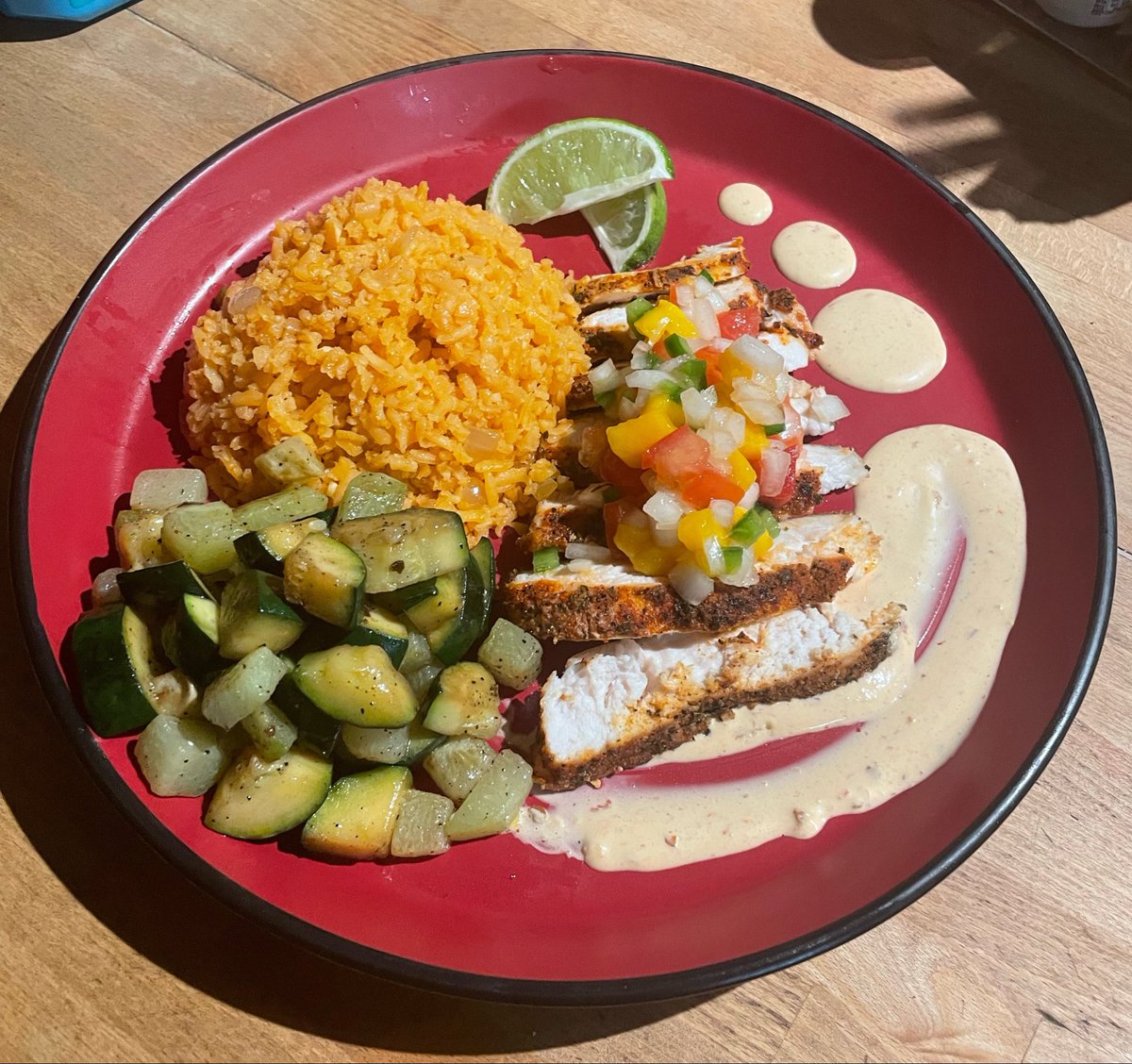 Lucadrewfan69's tweet photo. Chipotle chicken, Mexican rice, sautéed chayote & zucchini, and mango pico de gallo. https://t.co/XBUqDIsOcs