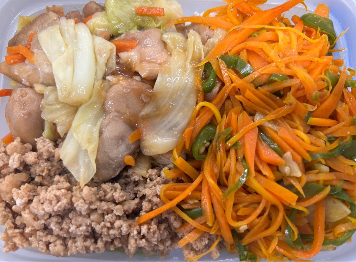 3kan_prince's tweet photo. お昼休み〜
今日のお弁当は 鶏そぼろ にんじんピーマンのガーリック炒め 鶏と野菜の炒め物 がご飯の上に乗っているよ(*´▽｀*)
急遽半日休暇になったから食べたら帰るw
気をつけて帰ろーと(◜ᴗ◝ ) https://t.co/bn7SnVrXII