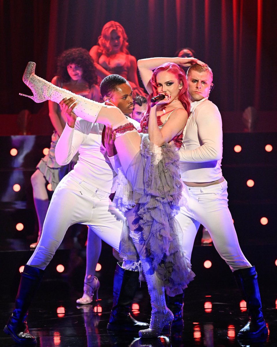 AdelaAccess's tweet photo. ADÉLA stuns for The Tonight Show with Jimmy Fallon https://t.co/oZStoIAFXJ
