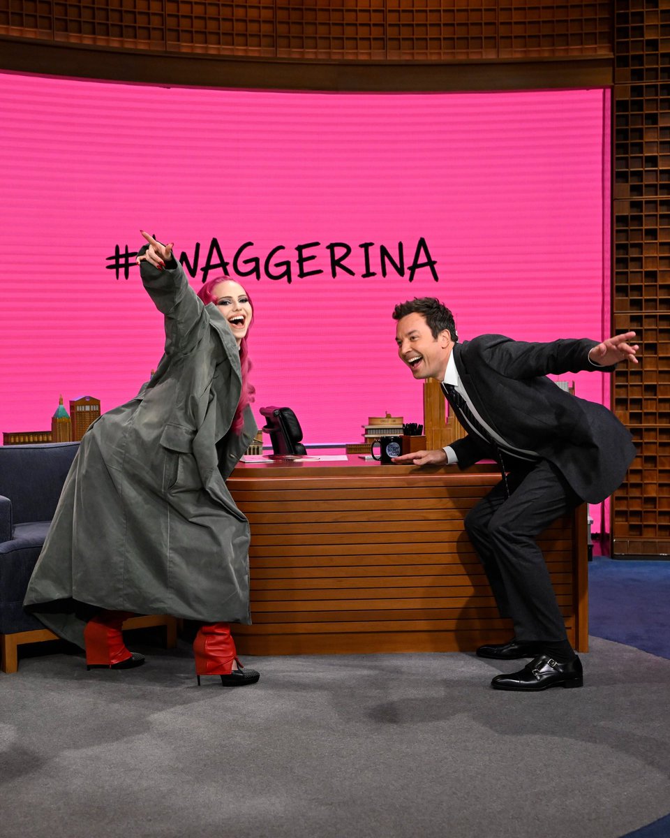 AdelaAccess's tweet photo. ADÉLA stuns for The Tonight Show with Jimmy Fallon https://t.co/oZStoIAFXJ