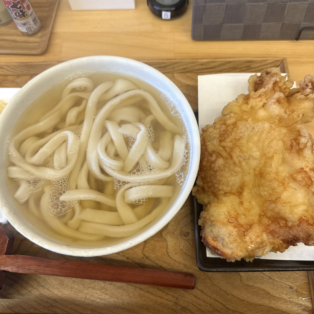 NoodleLoverKD's tweet photo. 本格手打うどん信玄でかけうどん とり天。今日のとり天はとんでもなく大きかったです。丼が小さいわけではないですよ。相変わらずの出汁の美味さも合わせて大満足でした。
#本格手打うどん信玄
#うどん
#群馬うどん
#群馬麺食い
#麺食い https://t.co/69dFFvB9Jg