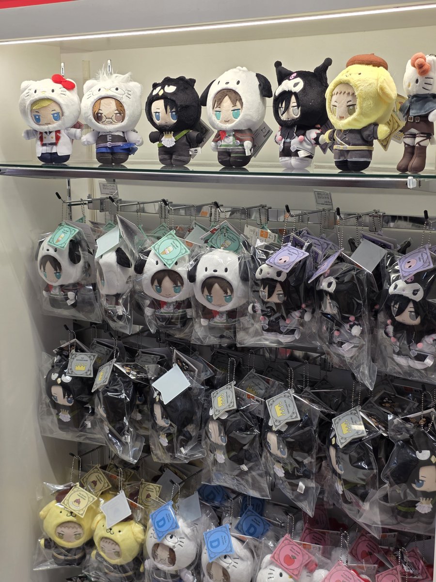 Doogs97x's tweet photo. I lined up since 7am to get here! I mistakenly lined up at the wrong kiddyland, but then corrected that at 8am 🤣. Finally at 11am when we were allowed in the goods all lined up looked perfect! The kitty in uniform looks so good, lots of cute soldiers!! 💞💞 https://t.co/W6hbYh6AkA