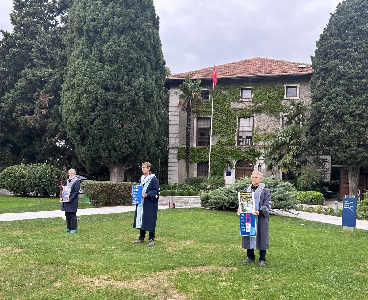 yunusunbabasi's tweet photo. 19 Ekim 2026 Boğaziçi Üniversitesi Akademisyenleri Nöbeti no. 1418. Direnişin 6. yılı/2115. günü @UniBogazici #KabulEtmiyoruzVazgeçmiyoruz
October 19, 2026 Bogazici University Faculty Vigil #1418/6th year/2115th day of the resistance @unibogazici_en #WeDoNotAcceptWeDoNotGiveUp https://t.co/eQZqHLGeYz