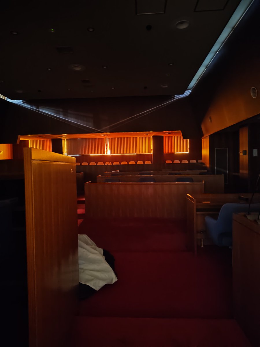 873870's tweet photo. 議場を暗くするため、窓を段ボールで塞ぎました。
表から映画のタイトルが見えるように書いてみました。

10月25日（日）、鷹栖町議会議場で『NO 選挙，NO LIFE』の上映会と畠山理仁さんのトークライブを開催します。
前田亜紀監督も来場予定です。 https://t.co/Zk68q37H3l