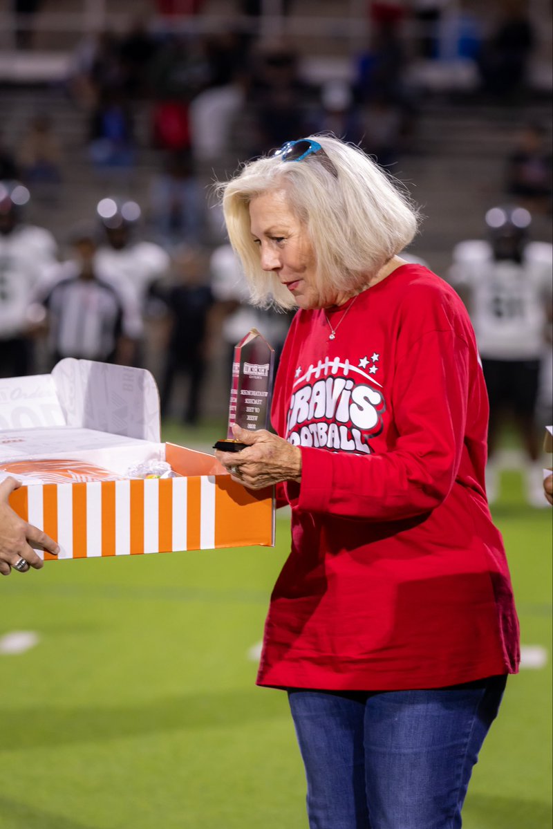 FBISDAthletics's tweet photo. Congratulations to our Whataburger Teacher Award from Travis HS, Mrs. Mona Gibson. Thank you for making a difference in the lives of our students every day! https://t.co/hOuvUmnyUV