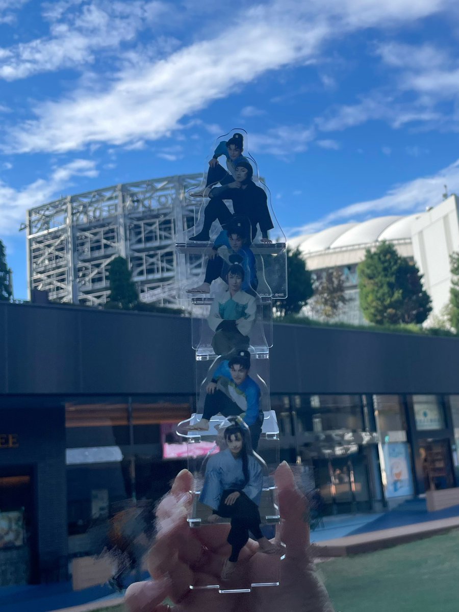 tskpd_6's tweet photo. 昨日は縦連してみました
何人いたら空まで届くかな？ https://t.co/JOuktlSwbE