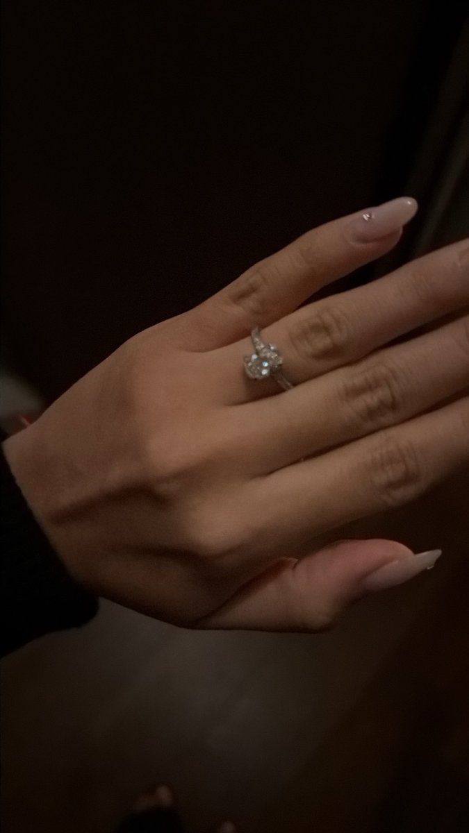 guumin103's tweet photo. SÉ QUE A NADIE LE IMPORTA PERO ME VOY A CASAAAAAR, SOY UNA BRIDEEEEE https://t.co/Lv866S3UTo