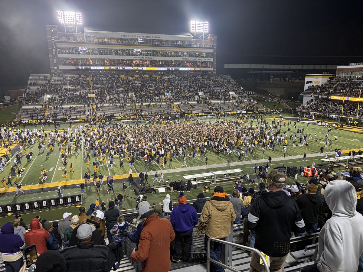 BobbyDigital2's tweet photo. ⚡️ 🏭 @AppState_FB https://t.co/SIq8J7fH2J