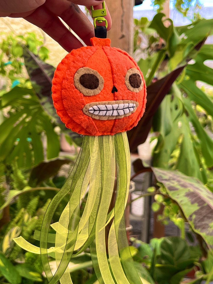 AntoniaHARII's tweet photo. Hola amix, abro pedidos de estos Charms "Enoch" hechos a mano por mi, pueden ser en variante para tarjeta de transporte público, también puedo cotizarte algún otro personaje Spooky, se agradecen los RT 🎃✨ #masalladeljardin #artetextil #spooky https://t.co/K1ghcSA2f0